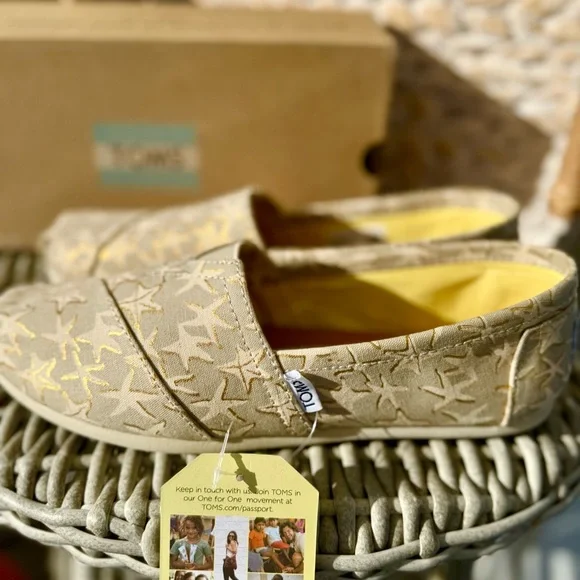 NWT *RARE* TOMS Beige and Pale Yellow Starfish Slip-On Alpargata Espadrilles - Picture 2 of 7